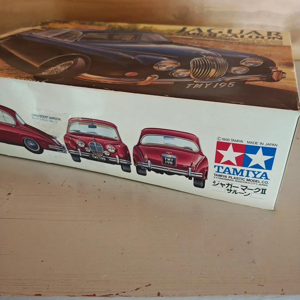 Jaguar MK II Saloon Plastic Model Kit Tamiya 1/24 Scale Open Box Incomplete